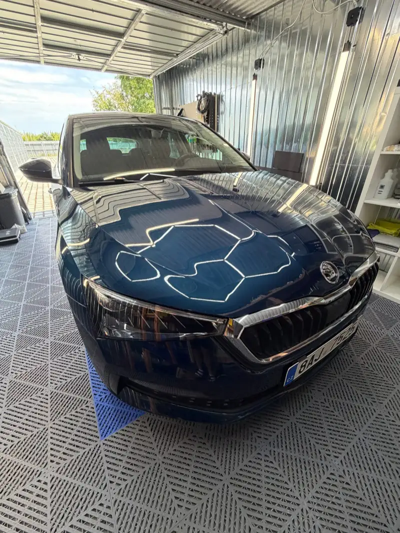 Tmavě modrá Škoda Scala po detailingu exteriéru a aplikaci ochrany laku