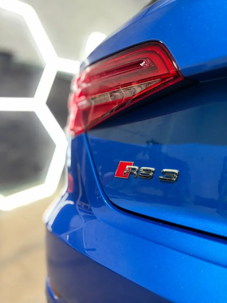 Detail zadního světla a znaku Audi RS3 po ošetření laku