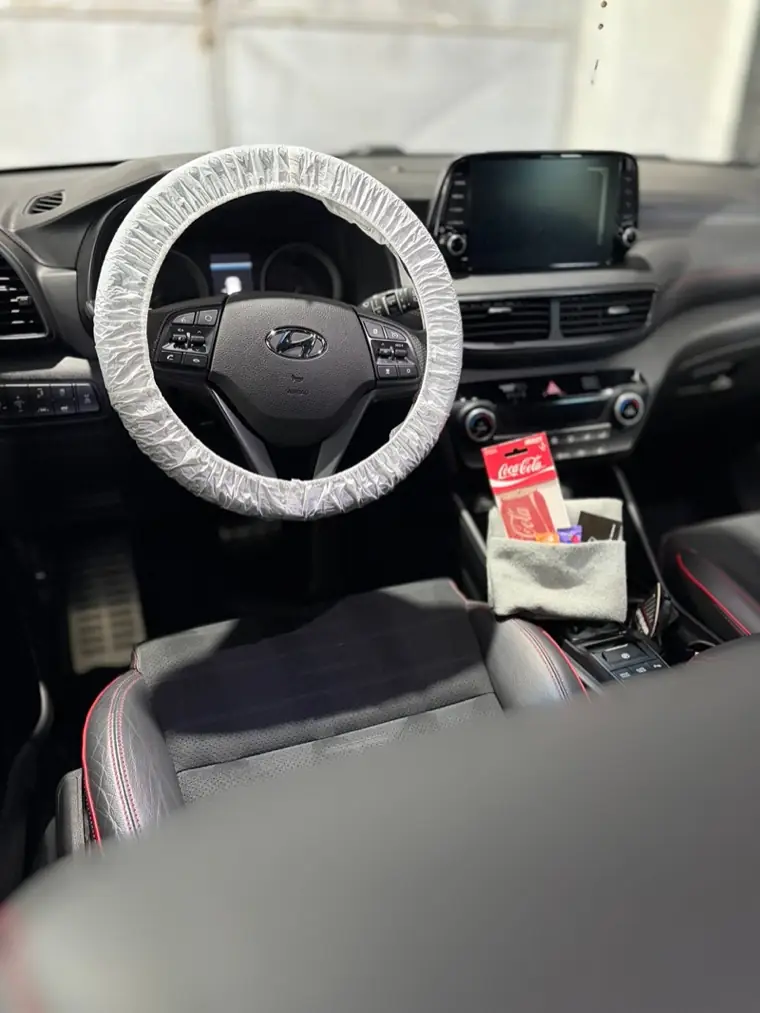 Interiér Hyundai po detailingu – palubní deska, displej a sedadla s červeným prošitím