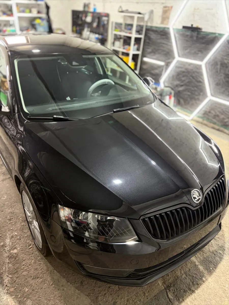 Černá Škoda Octavia po strojním leštění laku