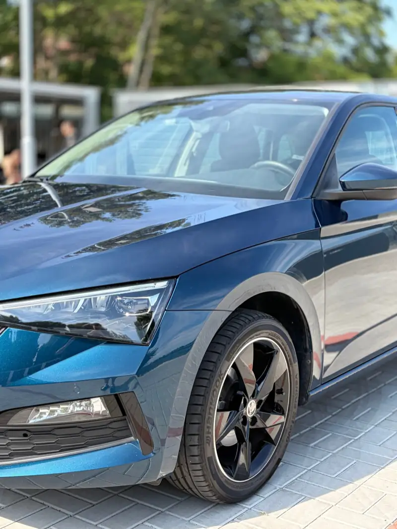 Modrá Škoda Scala po ručním mytí a ošetření kol a pneumatik